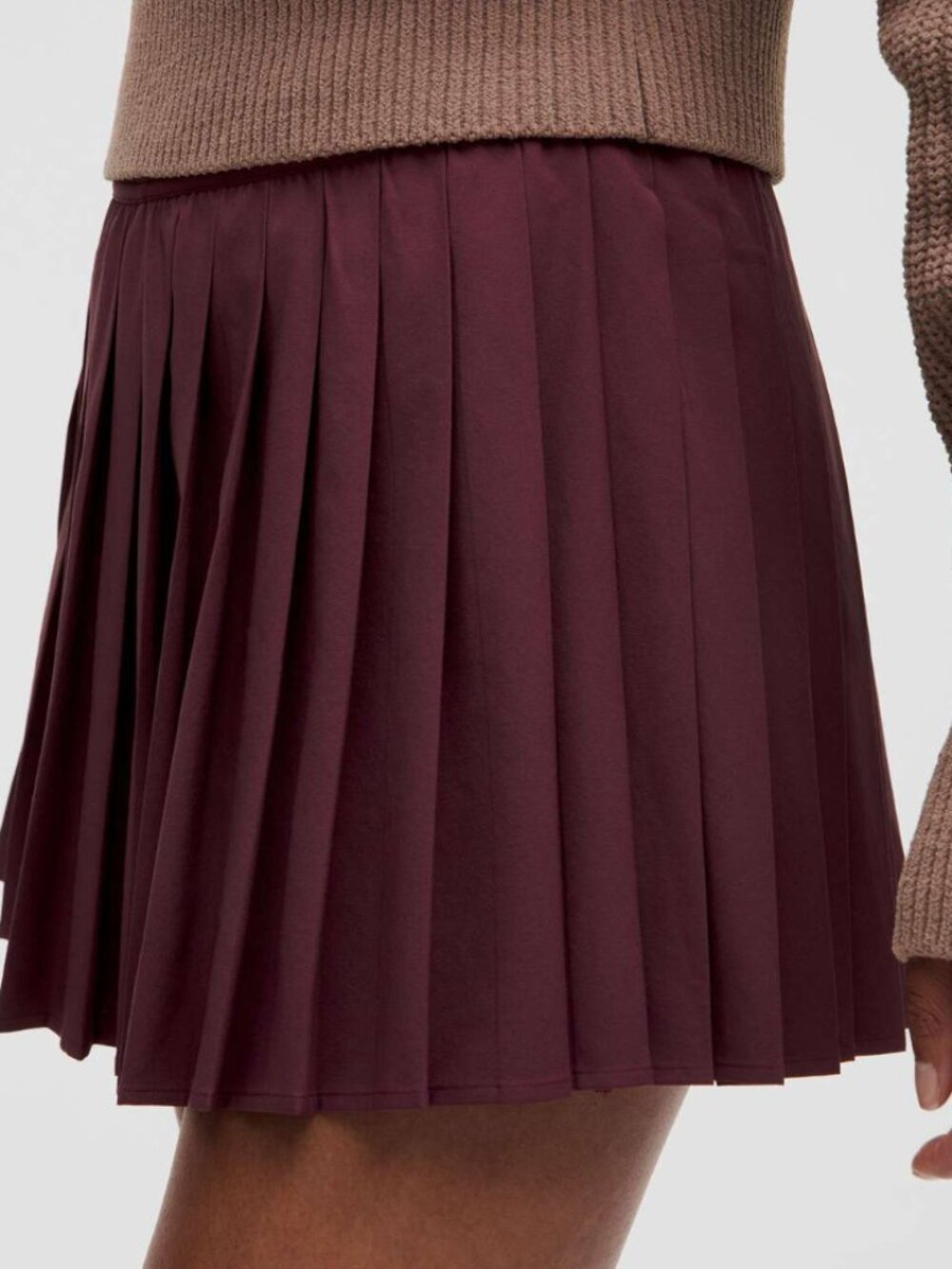 High-Rise Pleated Tennis Skirt (Size 6) in Garnet - Picture 4 of 7